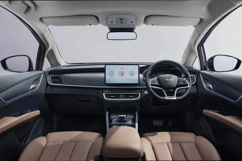 Interior luas BYD M6