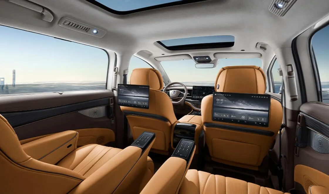 Interior Denza D9